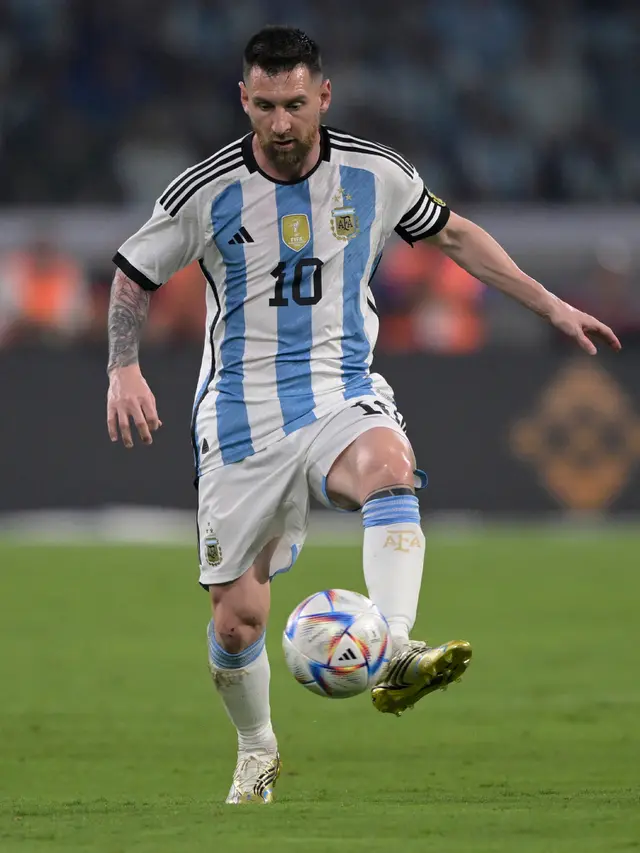 7 Pemain yang Sangat Menghormati Lionel Messi, sampai Gemetar saat Bertemu